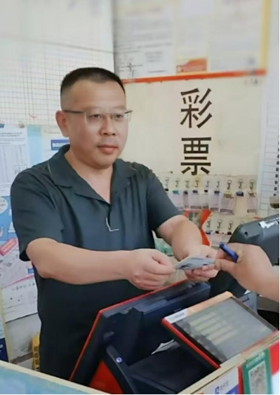 福彩站主刘鑫：褪戎装着工装，热衷公益暖人生