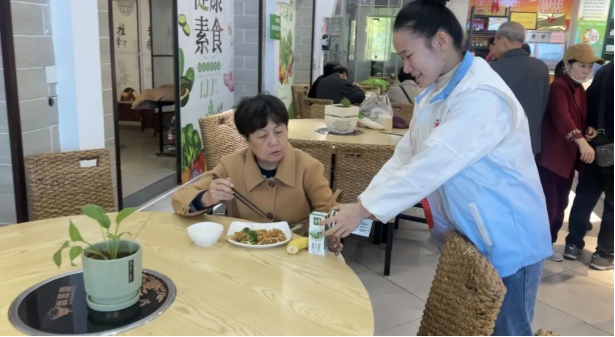 郴州福彩探访长者食堂，用公益守护 “舌尖上的幸福”