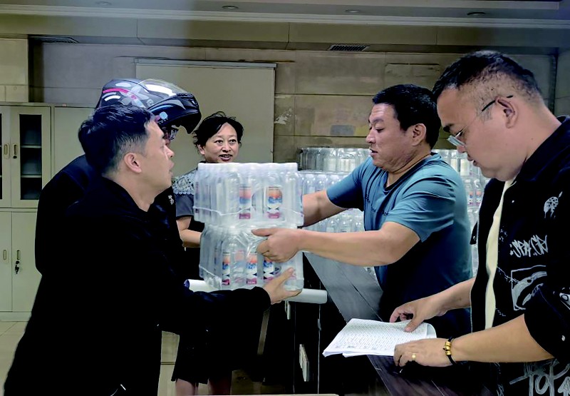 【机构动态】 兰州福彩心系一线销售网点暖心物资与责任宣传双管齐下