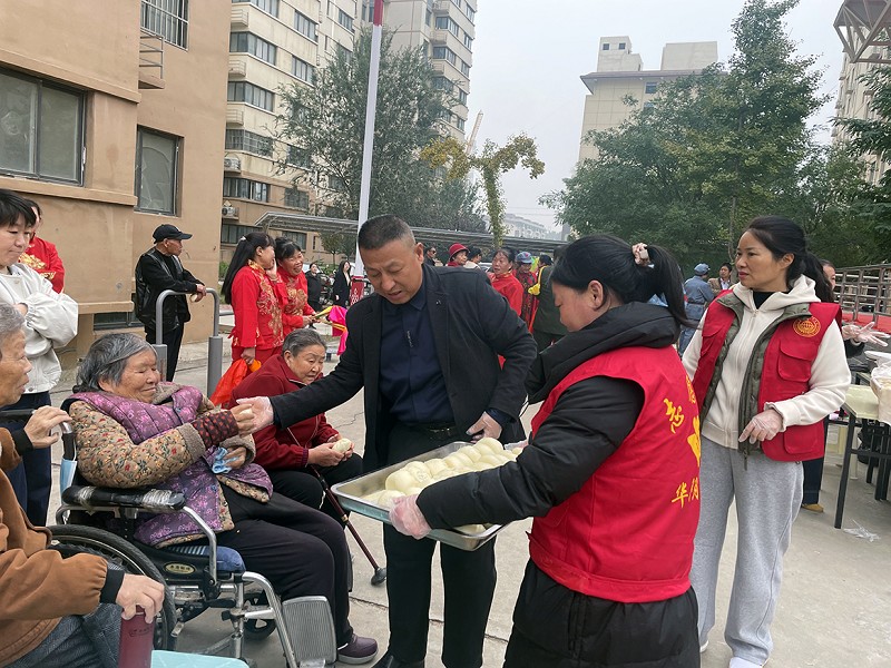 走进华阴市华岳社区日间照料中心: 搬迁老人的暖心“幸福餐桌”